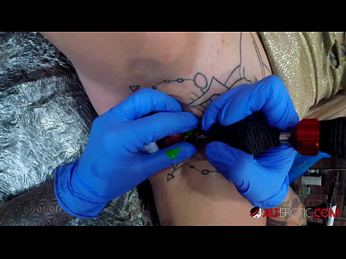 ❤️ An hottie thar a bheith tattooed Sully Savage fuair tattoo ar a clitoris ❤️  Porn fb  linn ❌❤